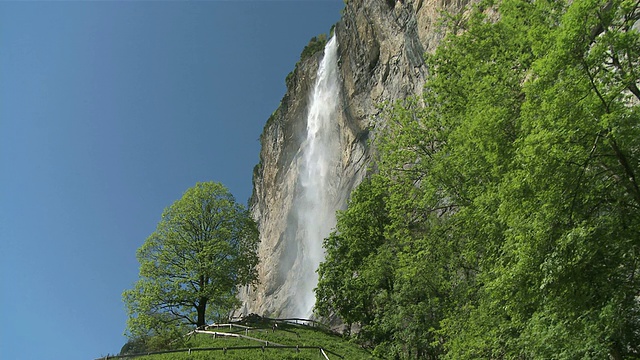 在Lauterbrunnen山谷/ Lauterbrunnen Lauterbrunnen瀑布的WS视图，伯恩斯阿尔卑斯山，瑞士视频素材