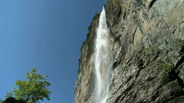 Lauterbrunnen瀑布在Lauterbrunnen山谷/ Lauterbrunnen, berese阿尔卑斯山，瑞士视频素材