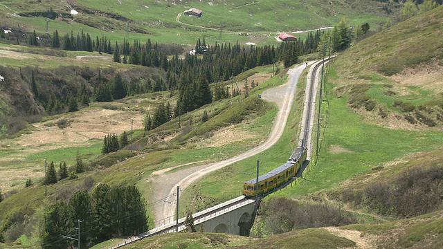 从Kleine Scheidegg到Wengernalpbahn / Grindelwald，伯尔尼斯阿尔卑斯山，瑞士视频素材