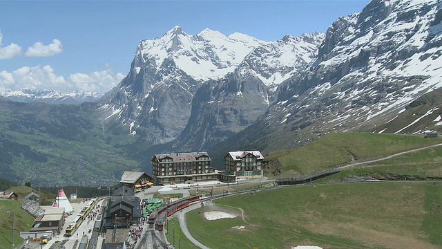 瑞士伯恩斯阿尔卑斯山脉Kleine Scheidegg和Wetterhorn山/ Grindelwald火车站的WS视图视频素材