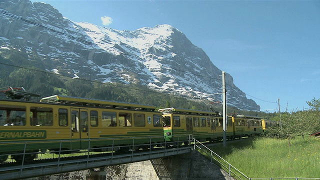 Scheidegg铁路，背景是Eiger山/ Grindelwald，伯尔尼斯阿尔卑斯山，瑞士视频素材