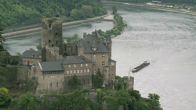 德国莱茵兰-普法尔茨，St. Goarshausen / Rhine-Valley附近Katz城堡的WS视图视频素材