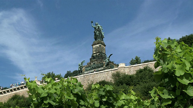 游客在德国莱茵兰-普法尔茨的尼德瓦尔德纪念碑RÃ¼desheim /莱茵谷附近视频素材