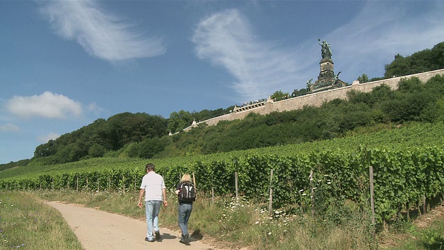 在德国莱茵兰-普法尔茨(Rhineland-Palatinate) RÃ¼desheim /莱茵-山谷附近的Niederwald-Monument旅游景点视频素材