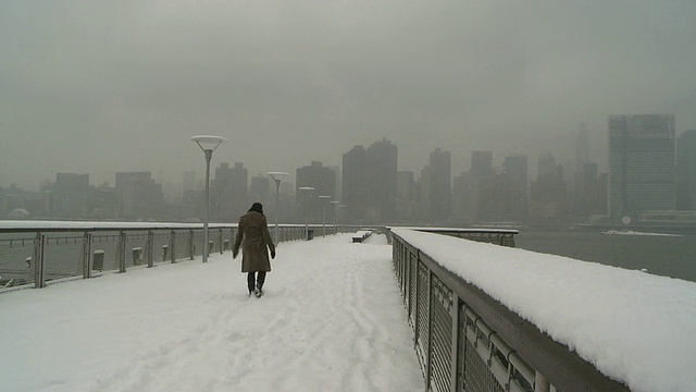 冬天，美国纽约，人们在人行道上铲雪视频素材