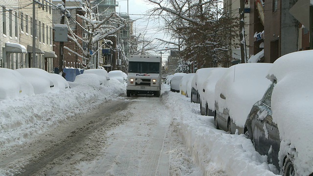 WS卡车在积雪覆盖的街道上行驶/纽约，美国纽约视频素材