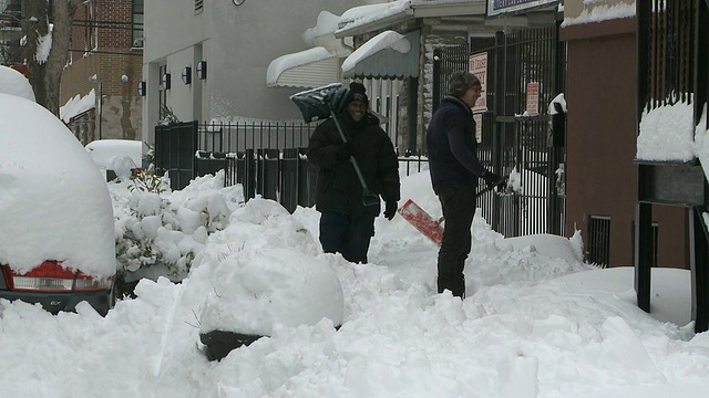 人们在冬天铲雪/纽约，美国视频素材