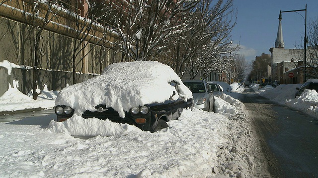 白雪覆盖的汽车/纽约，美国纽约视频素材