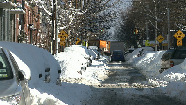 美国纽约，美国纽约市，一辆汽车经过街道上被雪覆盖的车辆视频素材