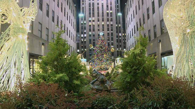 MS TU TD Garden at Rockefeller Center with angel decoration /纽约，美国纽约视频素材