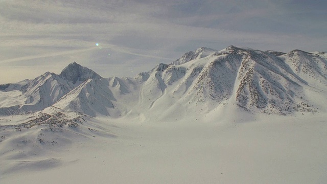 积雪覆盖的山脉/猛犸湖，加利福尼亚州，美国视频素材