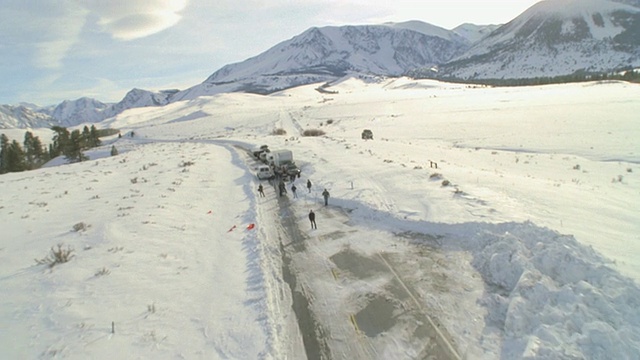 美国加州，猛犸湖，雪地上的人和车视频素材