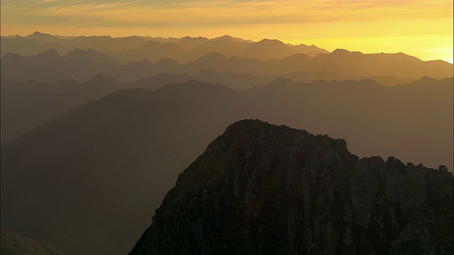 鸟瞰，日落时分的山脊，峡湾国家公园，新西兰视频素材