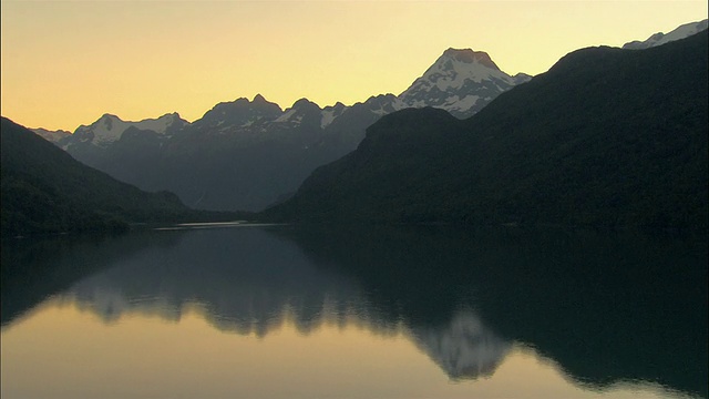 日落时分的河流和山脉，峡湾国家公园，新西兰视频素材