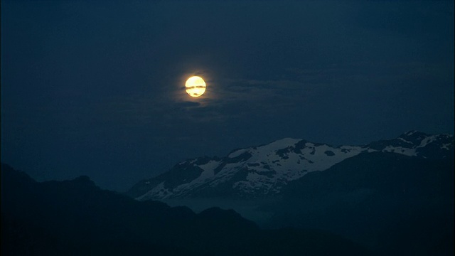 WS, PAN，山上的满月，夜晚，新西兰峡湾国家公园视频素材