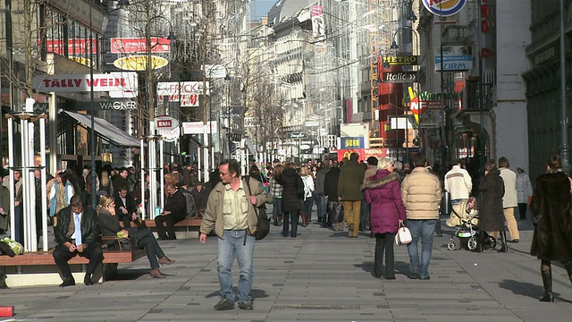 WS行人在KÃ rntner StraÃe /维也纳，奥地利视频素材