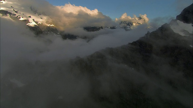 低空，云在雪山之上，峡湾国家公园，新西兰视频素材