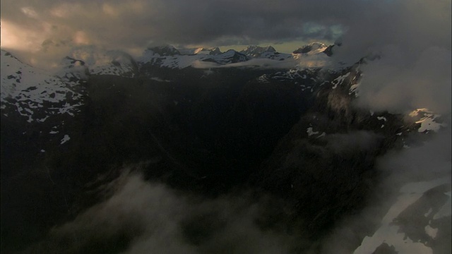 低空，云在雪山之上，峡湾国家公园，新西兰视频素材