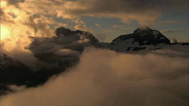 低空，云在雪山之上，峡湾国家公园，新西兰视频素材