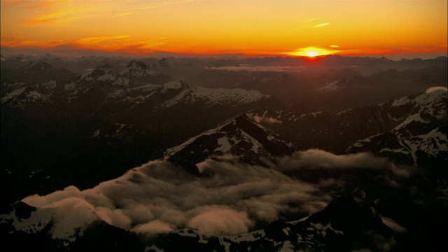 低空，日落时白雪覆盖的山峰，峡湾国家公园，新西兰视频素材