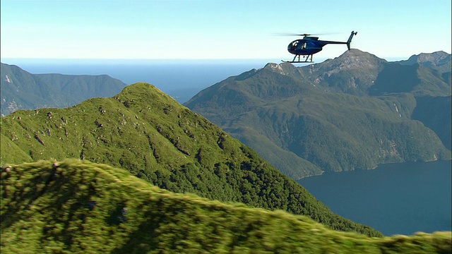 空对空，直升机在山河上飞行，峡湾国家公园，新西兰视频素材