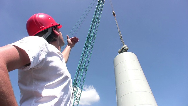 在建风力涡轮机的工程师视频素材