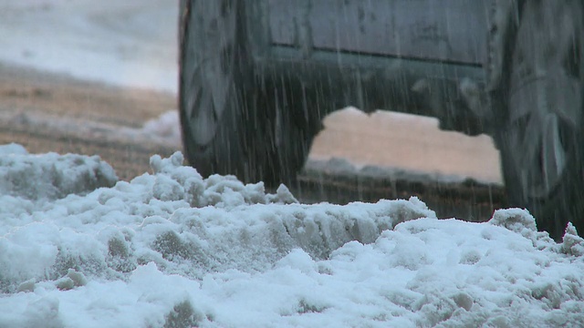 高清:雪中的交通视频素材