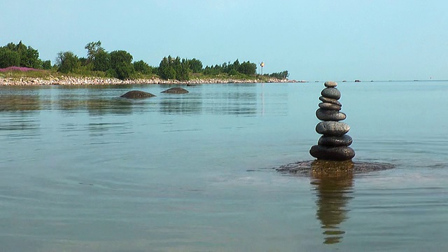 平静的大海中平衡的卵石视频素材