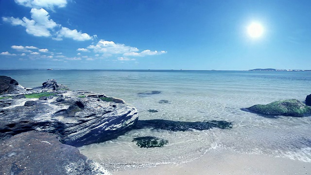 岩石海边的蓝色忧郁的云视频素材