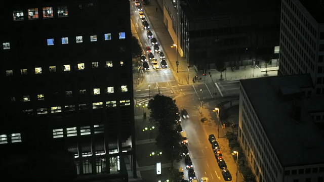 城市交通-繁忙的十字路口在夜晚时光流逝，法兰克福市中心视频素材