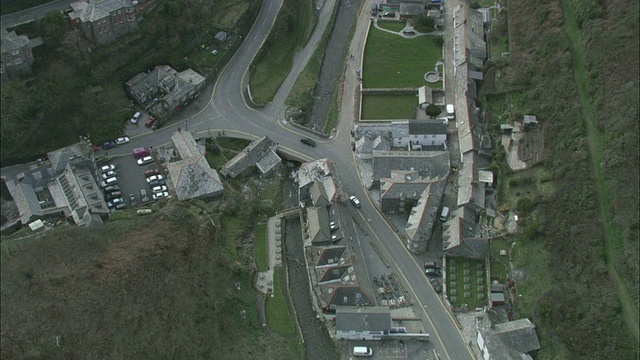 空中郁郁葱葱的绿色农田和起伏的山丘围绕Boscastle /Boscastle镇，英国康沃尔视频素材