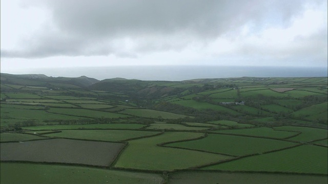 郁郁葱葱的绿色农田和悬崖俯瞰海洋/Boscastle，英国康沃尔视频素材