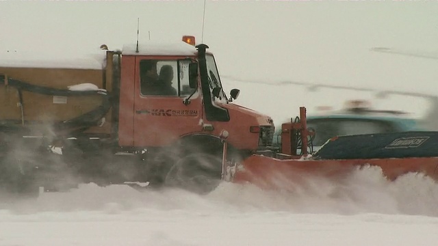 在韩国仁川国际机场清理积雪的TS扫雪车视频素材