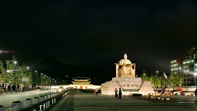 韩国首尔，光华门广场世宗国王雕像周围的街道和行人交通视频素材