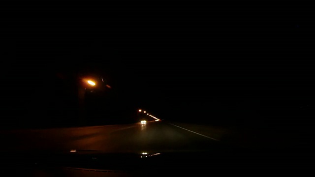 夜晚的道路。间隔拍摄视频素材