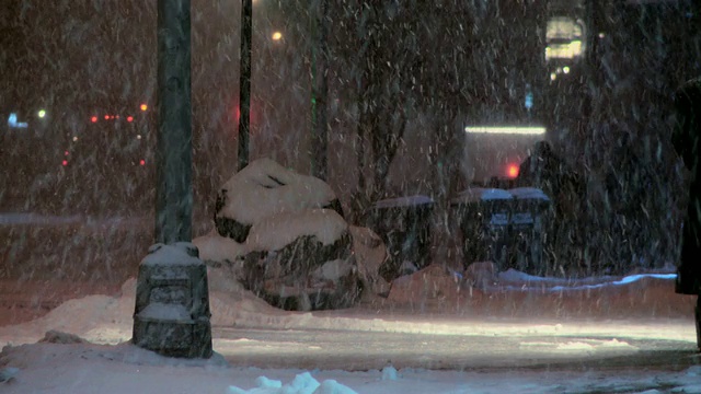 在大雪中铲雪的人视频素材