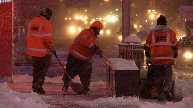 纽约交通部官员在一场大雪中铲雪视频素材