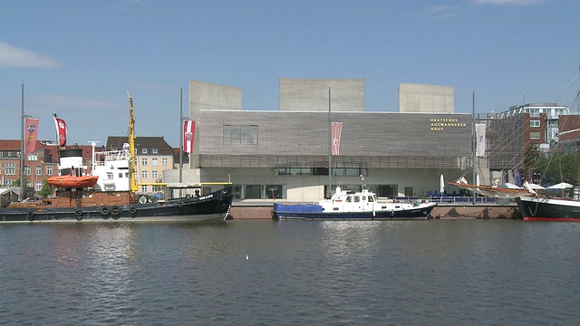 Neuer Hafen(新港)和Deutsches Auswandererhaus / Bremerhaven, Breman，德国视频素材