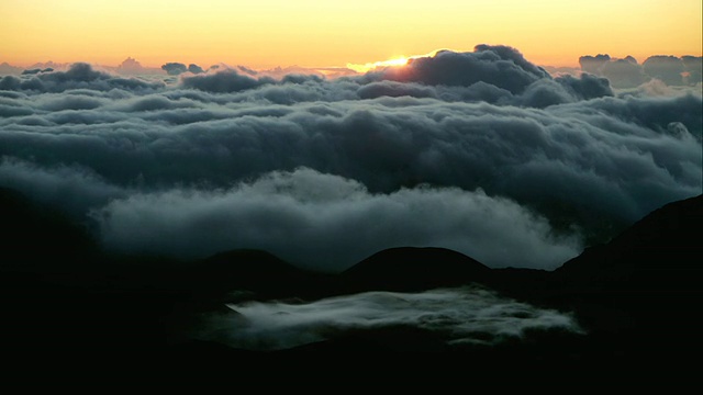 日出云景，哈雷阿卡拉火山口，毛伊岛，夏威夷，美国视频素材