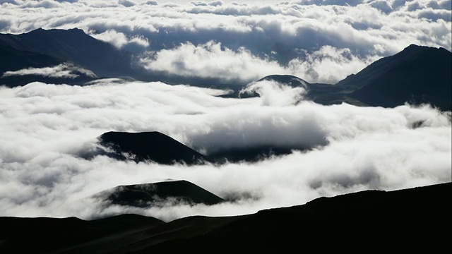 WS T/L移动云，哈雷阿卡拉火山口，毛伊岛，夏威夷，美国视频下载