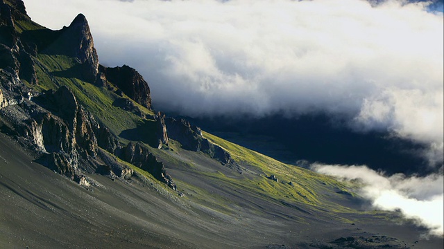 WS T/L移动云，哈雷阿卡拉火山口，毛伊岛，夏威夷，美国视频下载