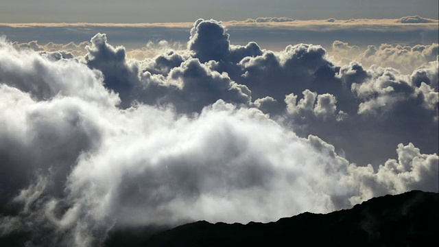 WS T/L云，哈雷阿卡拉火山口，毛伊岛，夏威夷，美国视频下载