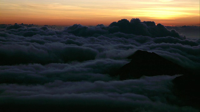 日出云景，哈雷阿卡拉火山口，毛伊岛，夏威夷，美国视频素材