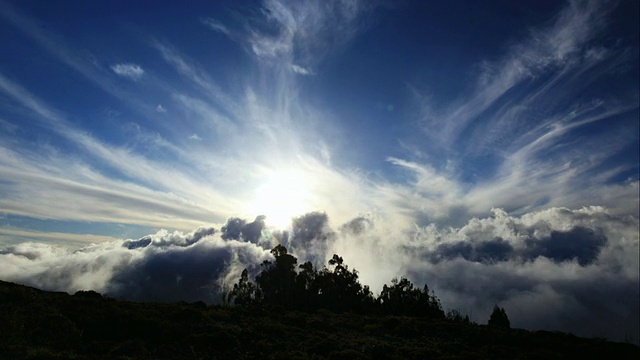 WS T/L移动云，哈雷阿卡拉火山口，毛伊岛，夏威夷，美国视频下载