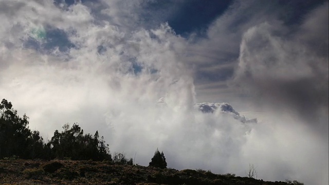 云的WS T/L PAN视图，哈雷阿卡拉火山口，毛伊岛/不/A，夏威夷，美国视频下载