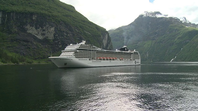 挪威盖兰格峡湾(Geirangerfjord / Geiranger)的游轮视频素材