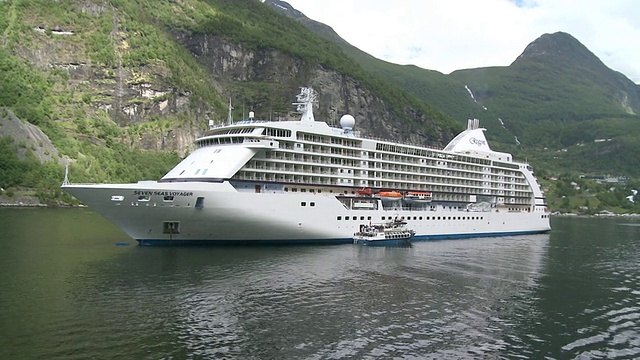 挪威盖兰格峡湾(Geirangerfjord / Geiranger)的游轮视频素材