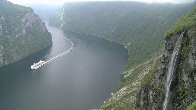 挪威盖兰格峡湾(Geirangerfjord / Geiranger, More og Romsdal)的游轮图片视频素材