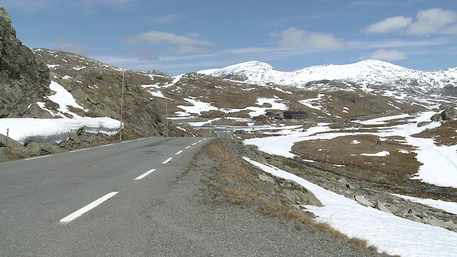 挪威Sognefjellsvegen mountain / Jotunheimen Nationalpark, Sogn og Fjordane，通过积雪的小径观看视频素材