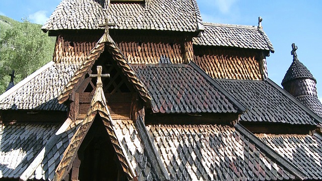 挪威的Sogn og Fjordane县，你可以看到Stave church / Borgund的风景视频素材